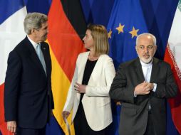 Federica Mogherini (c), jefa de diplomacia de la UE, John Kerry (i) secretario de estado de EU y Mohamad Yavad, ministro iraní. EFE / J. C. Bott