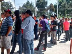 Algunos aficionados prefieren hacer largas filas antes que comprar boletos por el doble del precio. EL INFORMADOR / J. Robles