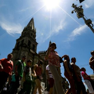 Cientos de tapatíos realizan visita de los Siete Templos