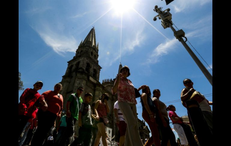 Los fieles visitaron los templos como La Merced, el Santuario de Guadalupe, San Agustín y San José. AFP / A. García