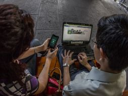 Se afirma que el uso excesivo de móviles puede ocasionar la aparición de tendinitis en los pulgares. EL INFORMADOR / ARCHIVO