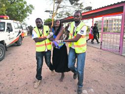 Sobreviviente. Socorristas trasladan a una de las lesionadas en Garissa. AFP /