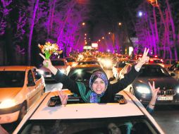 Júbilo. Iraníes celebran en Teherán tras conocerse el acuerdo nuclear en Suiza. EFE /