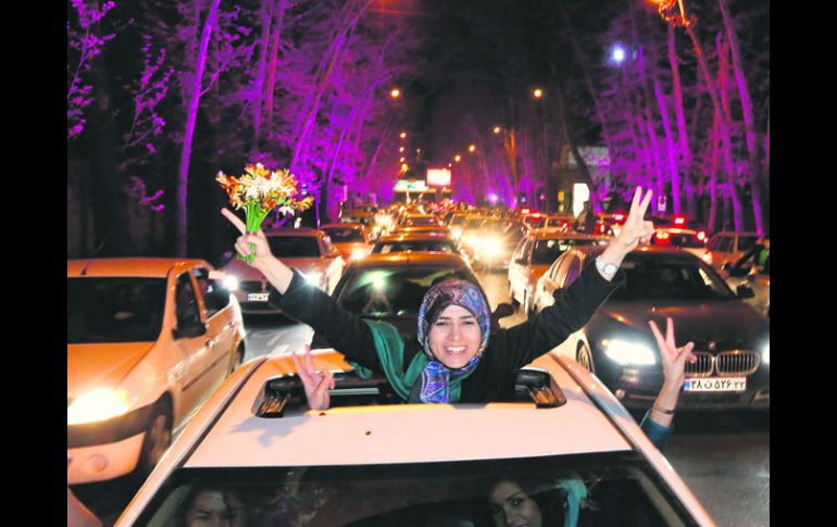 Júbilo. Iraníes celebran en Teherán tras conocerse el acuerdo nuclear en Suiza. EFE /