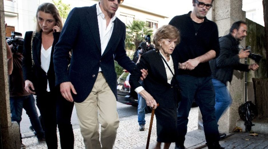 Maria Isabel Brandao (c), viuda del cineasta Manoel de Oliveira, junto a su nieto, Jorge Trepa (i), llegan para el funeral. EFE / R. Castelo