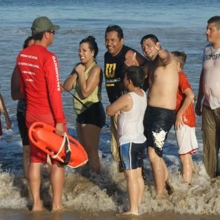 Van 12 rescates de personas en la Costa de Jalisco
