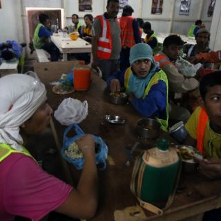 Candidatos a presidir FIFA piden velar por obreros de Qatar