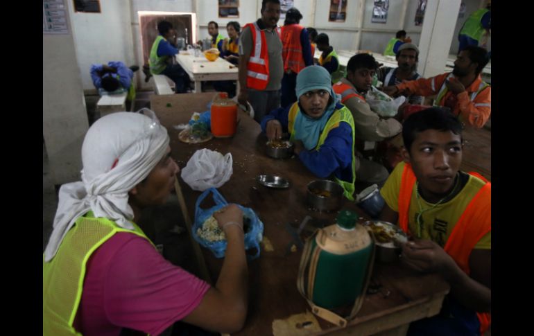 Los incidentes en construcción de estadios y  malas condiciones de trabajo, imperan en la región. AFP / ARCHIVO