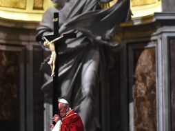 El Papa Francisco realiza el rito de la adoración de la cruz en la ceremonia de la Pasión de Cristo. AFP / G. Bouys