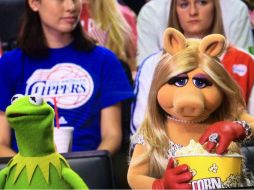 Kermit the Frog, conocido como la Rana René en español, y Miss Piggy durante un partido de los Clippers de Los Ángeles. TWITTER / @TheMuppets