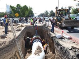 Las maniobras del acuaférico se realizan en el cruce de Federalismo y Periférico Norte. FACEBOOK / siapagdl