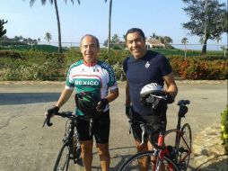 Vestidos de ciclistas posan para fotografía. TWITTER / @Camacho_Jorge