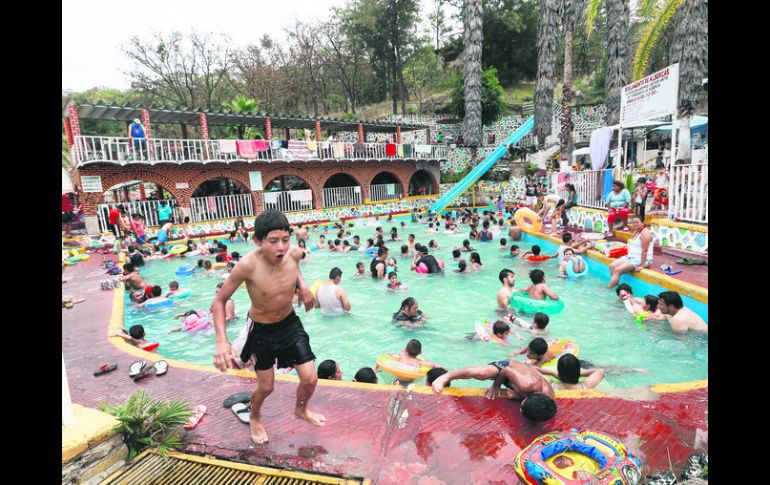 Al agua. A los niños no les importó que poco a poco el agua de las albercas dejara de ser transparente. EL INFORMADOR / A. García