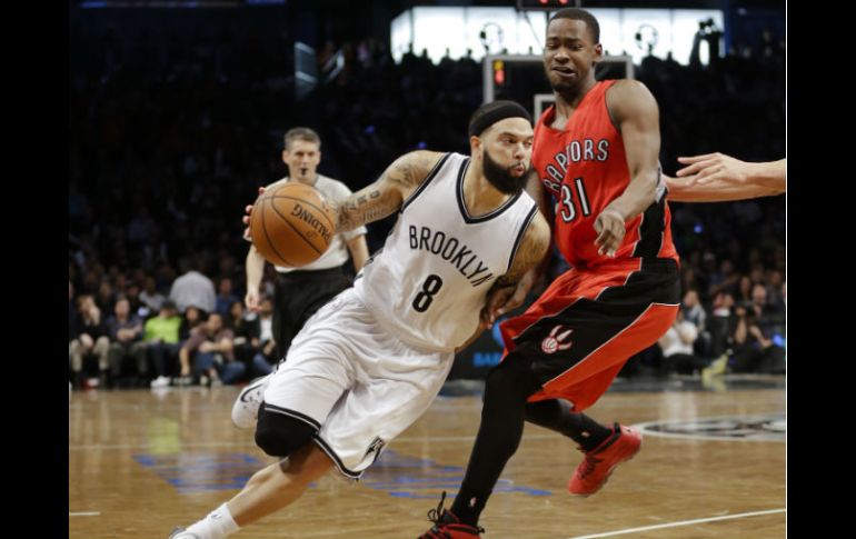 Deron Williams (8) de los Nets pasa a Terrence Ross (31) durante la segunda mitad del juego disputado en Nueva York. AP / F. Franklin