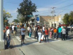 Los manifestantes bloquean el paso de autos en todos los carriles de la Calzada Independencia. TWITTER / @SITEURJAL