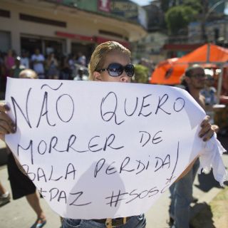 Cientos protestan contra la violencia en favelas en Brasil