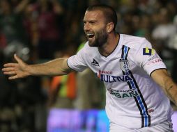 Emanuel 'Tito' Villa hizo un doblete en el partido, incluido un gol de último minuto que le dio los tres puntos a Querétaro. MEXSPORT / A. García