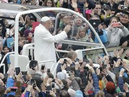 Más de 50 mil personas se congregaron en la Plaza de San Pedro para escuchar a Francisco. AP / A. Tarantino
