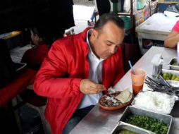 Chávez visitó distintos lugares del municipio que pretende gobernar, como el Tianguis. TWITTER / @SergioChavez_D