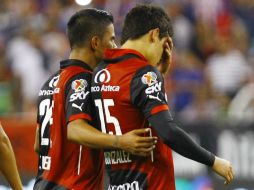 Alfonso fue consolado por sus compañeros luego de errar el tiro desde los 11 metros. AFP / ARCHIVO