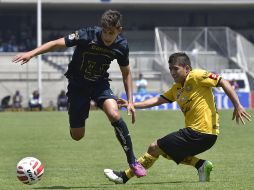 Van Rankin (izq) fue el autor del primer gol del partido en la victoria de Pumas sobre Leones Negros. AFP / O.Torres
