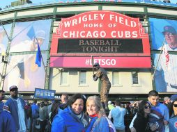 Fanáticos se retratan fuera del Estadio Wrigley Field antes del “season-opening game” entre Chicago Cubs y los St. Louis. AP /