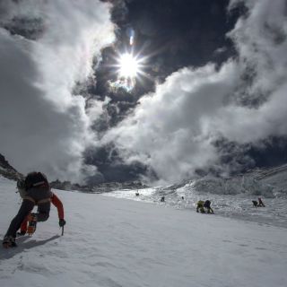 El Everest se prepara para nueva temporada de escalada