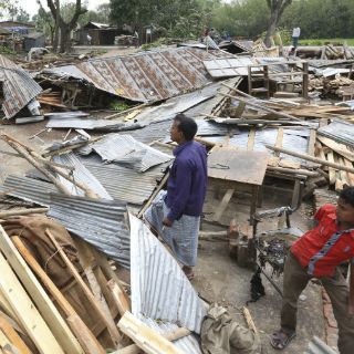 Suman 37 muertos en Bangladesh por fuertes tormentas