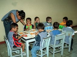 Los alimentos nuevos llevan tiempo para que los niños los coman, por lo que se debe seguir ofreciendo hasta que el niño acceda. EL INFORMADOR / ARCHIVO