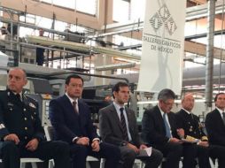 Los secretarios de Defensa (i), Gobernación (2i) y Marina (2d) acompañan al consejero presidente del INE (c) en el evento. TWITTER / @CiroMurayamaINE