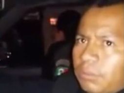 El elemento fue sorprendido por vecinos, quienes lo captaron en video. YOUTUBE / MexicoDifunde