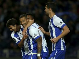 Los dragones no bajaron el ritmo y se mostraron ampliamente superiores en todas las líneas. EFE / E. Silva