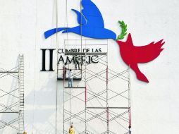 Panamá. Hombres trabajan en los preparativos para la VII Cumbre de las Américas. AFP /