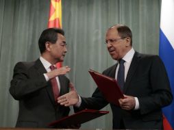 Los ministros de Exteriores ruso, Sergey Lavrov (d), y chino Wang Yi (i) acordaron la visita del líder ruso al país asiático. AP / I. Sekretarev