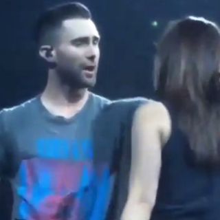 Fan 'sorprende' a Adam Levine en pleno concierto