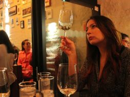 También se aconseja mezclar un poco de jabón líquido con agua oxigenada. EL INFORMADOR / ARCHIVO