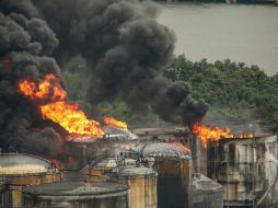 El Cuerpo de Bomberos le dio prioridad a evitar que el resto de tanques explotaran. EFE / ARCHIVO