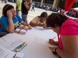 Maduro inició con una campaña para recabar cerca de 10 millones de firmas para exigir la derogación del decreto. EFE / M. Gutiérrez