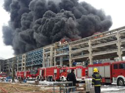 Más de 170 camiones de bomberos se han desplazado al lugar para poner fin al accidente. AFP /