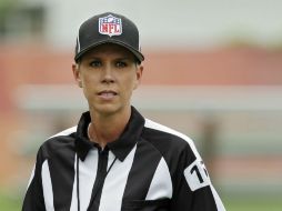 Thomas es la primera mujer árbitro de tiempo completo en la NFL y será la segunda que participe en un juego de temporada regular. AP / M. Duncan
