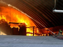 El incendio de ayer martes causó daños en cuatro secciones de una nave del mercado, afectando a 102 locatarios. SUN / ARCHIVO