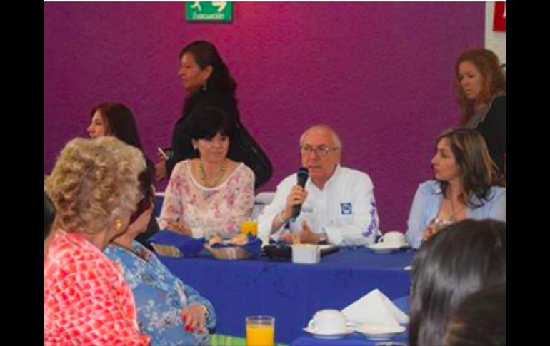 Martínez Mora se reunió con un grupo de aproximadamente 50 mujeres para hablar sobre sus propuestas. TWITTER / @gmartinezmora