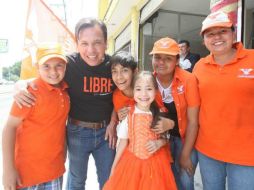 Este miércoles, Lemus platicó con vecinos y comerciantes de la Colonia Las Águilas. TWITTER / @PabloLemusN