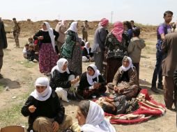 Las personas que necesitaban atención médica fueron trasladados en ambulancia y autobuses para recibir tratamiento. EFE /