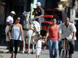 Se entrevistó a mil 200 habitantes de la isla por encargo de Univisión. EFE / E. Mastrascusa