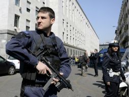 Tras el tiroteo, decenas de personas escapan, mientras agentes del cuerpo de carabineros y de la policía rodean el edificio. AFP / O. Morin