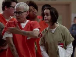 La actriz Lori Petty (izq) regresa en su papel de Lolly, compañera de celda de Piper. YOUTUBE / Netflix