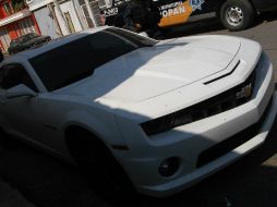 Las autoridades estatales encuentran en el piso, a la altura de la cajuela del auto, manchas de lo que presume es sangre. ESPECIAL /