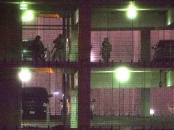 La Policía de Suitland busca en el estacionamiento de las oficinas gubernamentales al hombre armado. AP / C. Owen