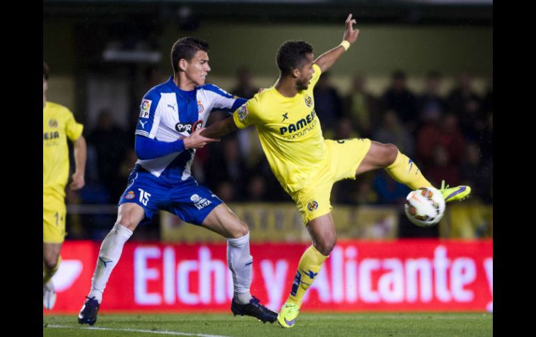 El central del Espanyol, Héctor Moreno (centro), maniató a Giovani dos Santos, delantero del Villarreal. MEXSPORT / Cordon Press